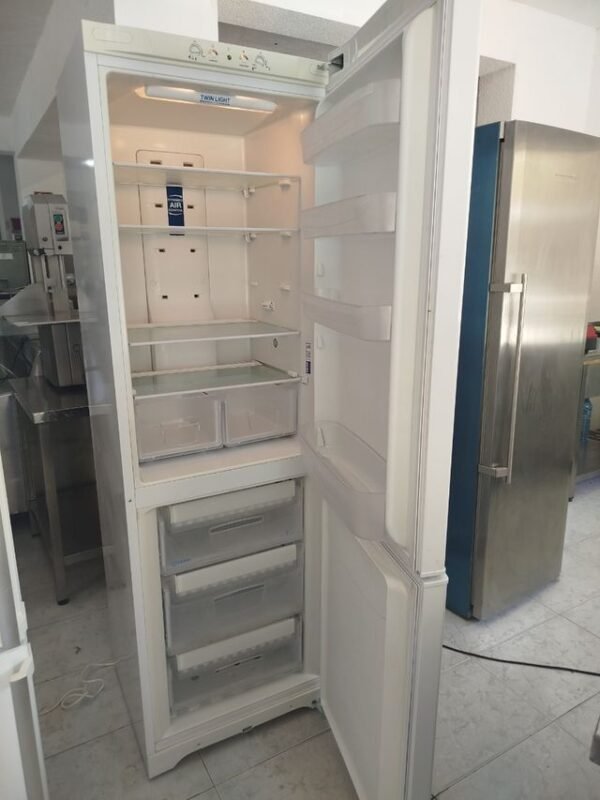 Nevera combi marca Indesit